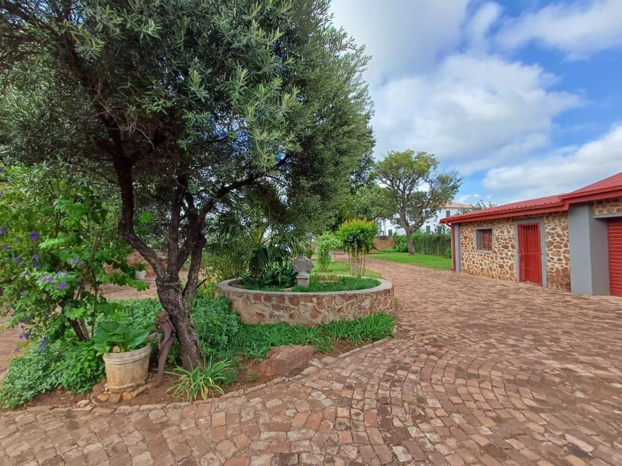 At Ease Road Lodge Zeerust Экстерьер фото